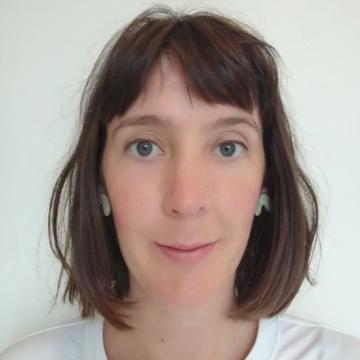 Katie Wiggins has a short, bobbed brown haircut.